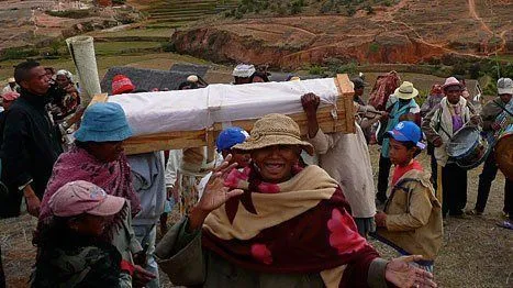 Ritual Paling Seram tapi Lucu di Dunia. Orang Mati Dibangunin Lagi, Cuma Buat Menari-nari 8