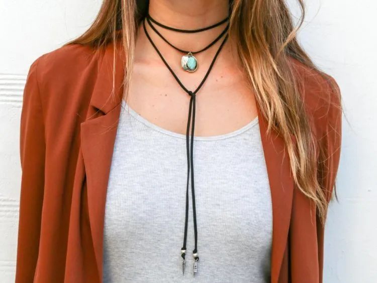 Padu Padan Kalung Choker Nggak Melulu Berbentuk Polos dan Transparan, Aksesori Ini Juga Bisa Kamu Kreasikan Biar Kekinian 14