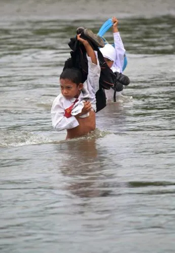 Perjuangan Anak-Anak Ini Untuk Bisa Sekolah Sungguh Luar Biasa! Malu Deh Kalau Alasanmu Cuma Malas! 23