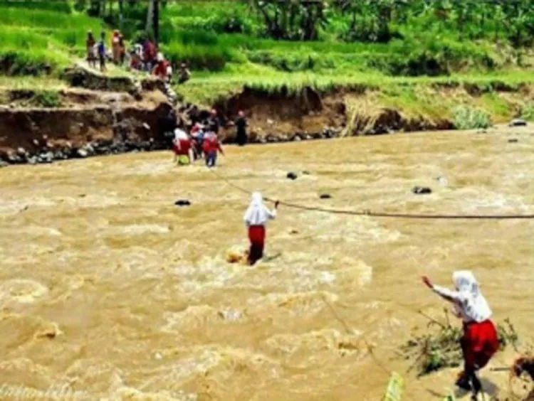 Perjuangan Anak-Anak Ini Untuk Bisa Sekolah Sungguh Luar Biasa! Malu Deh Kalau Alasanmu Cuma Malas! 17