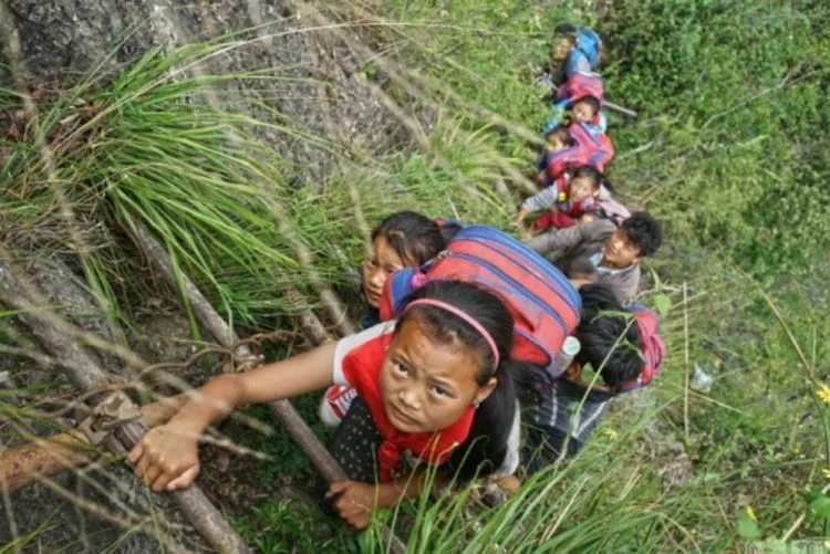 Perjuangan Anak-Anak Ini Untuk Bisa Sekolah Sungguh Luar Biasa! Malu Deh Kalau Alasanmu Cuma Malas! 25