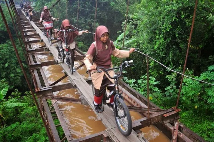 Perjuangan Anak-Anak Ini Untuk Bisa Sekolah Sungguh Luar Biasa! Malu Deh Kalau Alasanmu Cuma Malas! 15