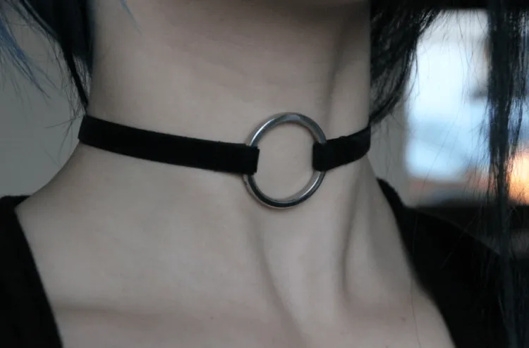 Padu Padan Kalung Choker Nggak Melulu Berbentuk Polos dan Transparan, Aksesori Ini Juga Bisa Kamu Kreasikan Biar Kekinian 9