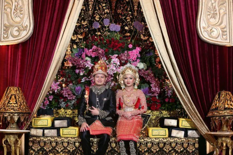 Di Saat Ingin Jadi Anggun di Hari Pernikahan, Para Desainer Malah Ciptakan Baju Pengantin Bercelana 40
