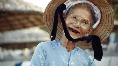 Wanita-Wanita Vietnam Ini Percaya Gigi Hitam Menambah Kecantikan Mereka. Unik Banget ya? 8
