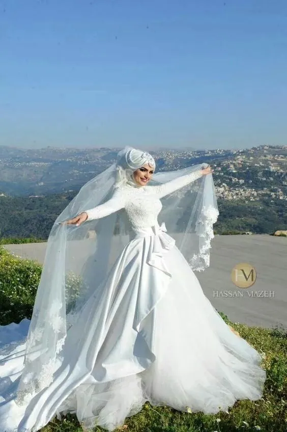 16 Inspirasi Gaun Pernikahan Putih Berhijab. Tertutup dan Tak Berlebihan Menonjolkan Lekuk Tubuh 32
