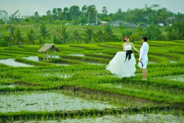 Inspirasi Prewedding di Bali yang Dekat Tanpa Harus Terlalu Mesra. Manis Deh Lihatnya! 24