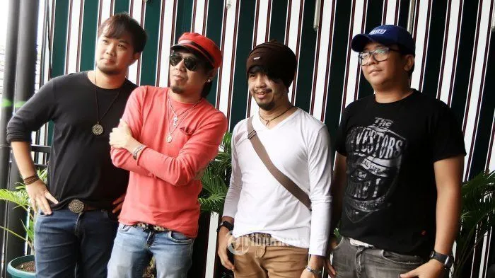 Bagi Anak 90-an, 15 Lagu Jadul Ini Nggak Asing Lagi di Telinga. Lagu Buat Belajar Main Gitar Sih~ 19