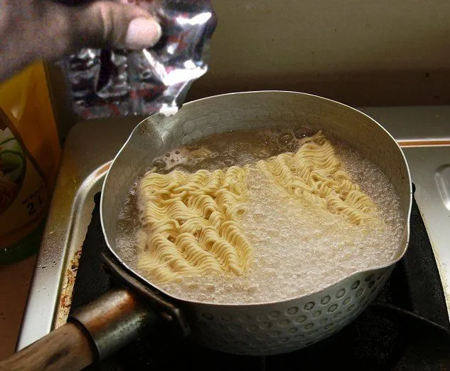 Misteri Terpecahkan! Ini Lho 7 Cara Masak Mi Instan Biar Enaknya Mirip Buatan Burjo 9