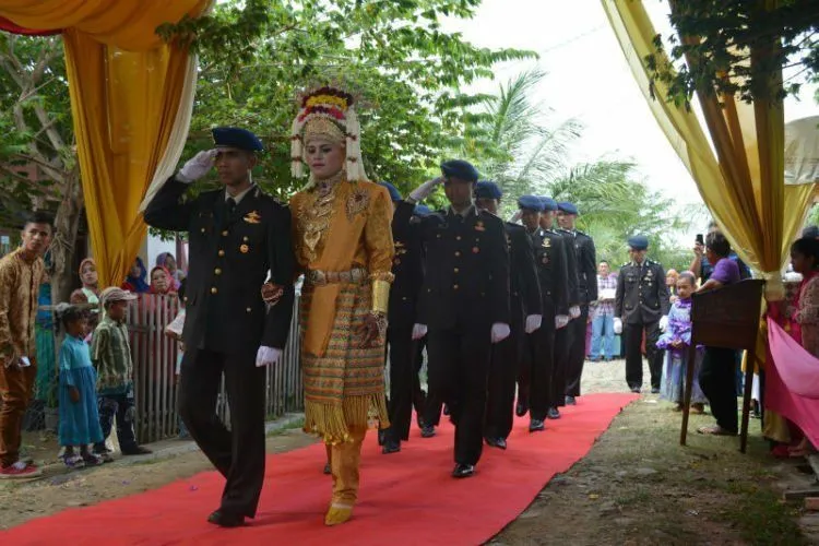 Di Saat Ingin Jadi Anggun di Hari Pernikahan, Para Desainer Malah Ciptakan Baju Pengantin Bercelana 41