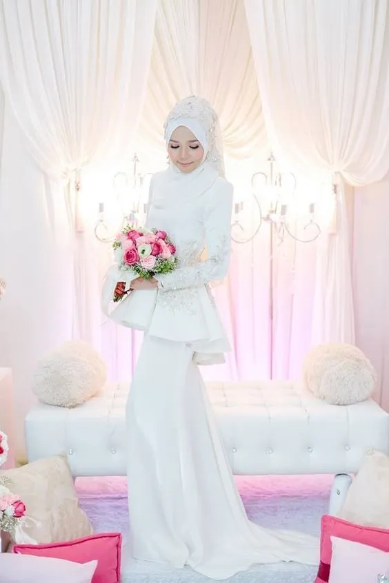16 Inspirasi Gaun Pernikahan Putih Berhijab. Tertutup dan Tak Berlebihan Menonjolkan Lekuk Tubuh 26