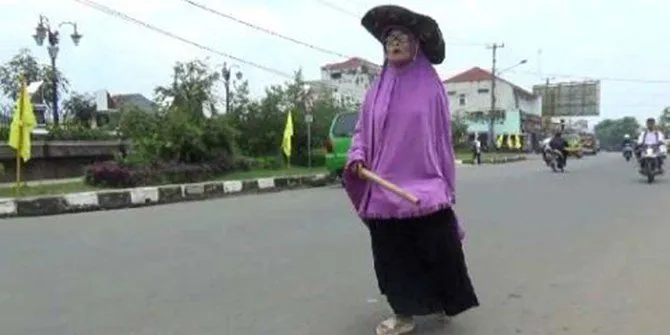 Kenalan Sama Mak Gober Yuk, Hobinya Patroli Menggerebek Kamu yang Suka Mangkir dari Shalat Jumat 6