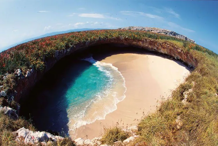 9 Pantai Paling Menakjubkan di Dunia. Sekali Seumur Hidup, Luangkanlah Traveling ke Sana! 15