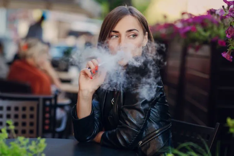 Katanya Pakai Vape Nggak Berbahaya, Tapi Gadis Ini Malah Masuk Rumah Sakit. Jadi Pikir-Pikir Lagi Deh 7