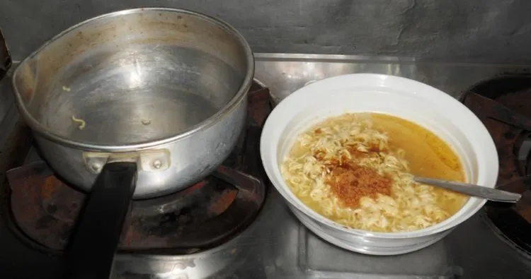 9 Rahasia di Balik Nikmatnya Mi Instan Buatan Burjo daripada Masak Sendiri 10