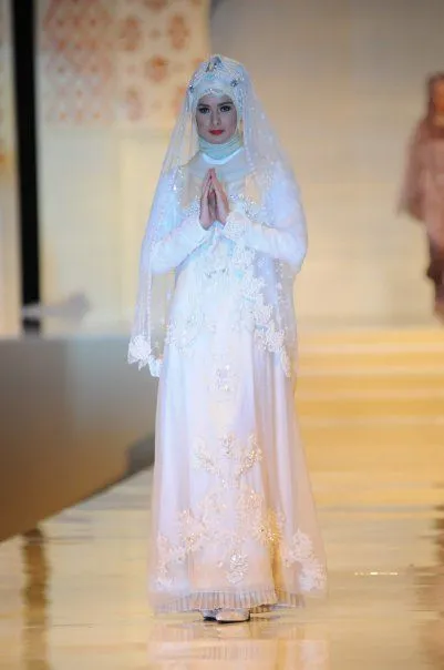 16 Inspirasi Gaun Pernikahan Putih Berhijab. Tertutup dan Tak Berlebihan Menonjolkan Lekuk Tubuh 23