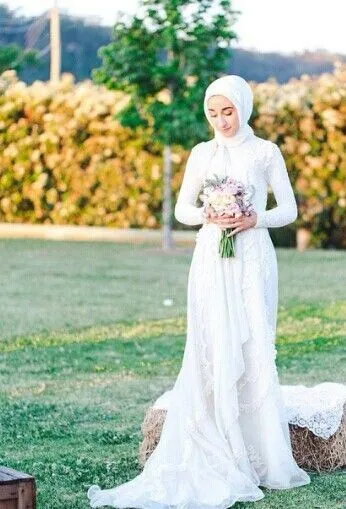 16 Inspirasi Gaun Pernikahan Putih Berhijab. Tertutup dan Tak Berlebihan Menonjolkan Lekuk Tubuh 22