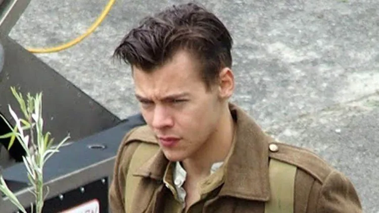 Setelah 6 Bulan Dirahasiakan, Akhirnya Rambut Pendek Si Harry Styles Dipublikasikan! Makin Emmesh 25