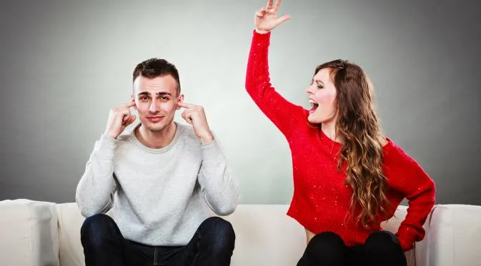 7 Tips Kocak Menghindari Obrolan di Kendaraan Umum. Biar Nggak Gangguin Kamu pas Lagi Galau! 12