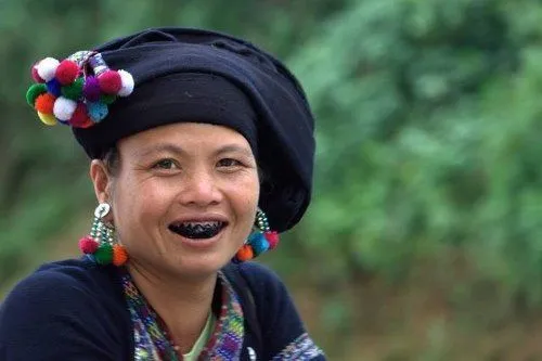 Wanita-Wanita Vietnam Ini Percaya Gigi Hitam Menambah Kecantikan Mereka. Unik Banget ya? 6
