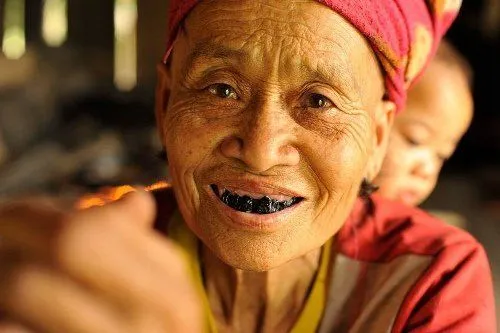 Wanita-Wanita Vietnam Ini Percaya Gigi Hitam Menambah Kecantikan Mereka. Unik Banget ya? 7