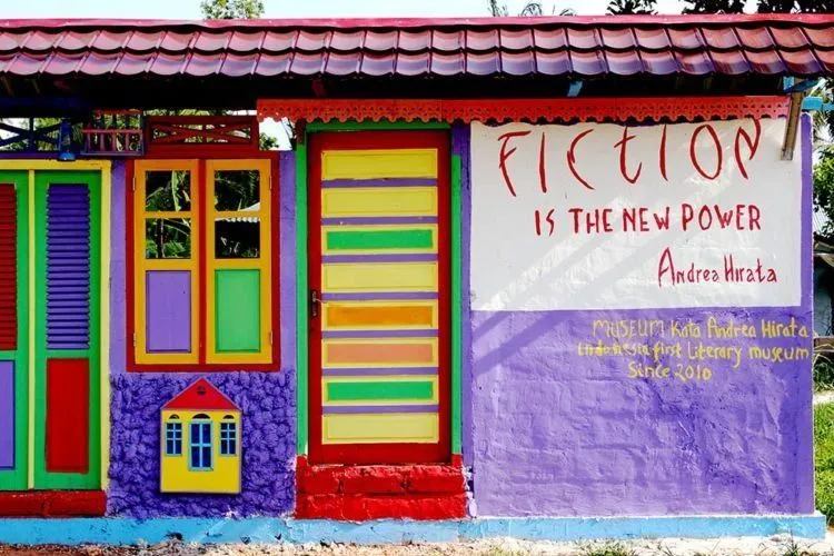 Wujudkan Mimpimu Jadi Penyair Dengan Datang Ke Museum Kata Andrea Hirata. Warna-Warninya Instagramable Banget 5