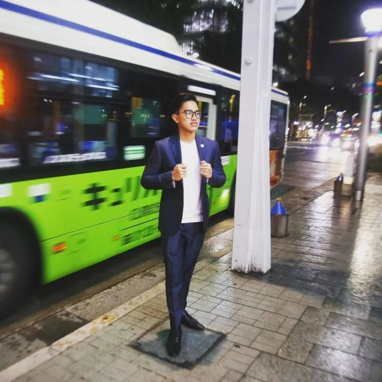 Untuk Cowok yang Berwajah Biasa Saja, Style a la Kaesang Ini Bisa Buat Kamu Jadi Nggak Biasa 10
