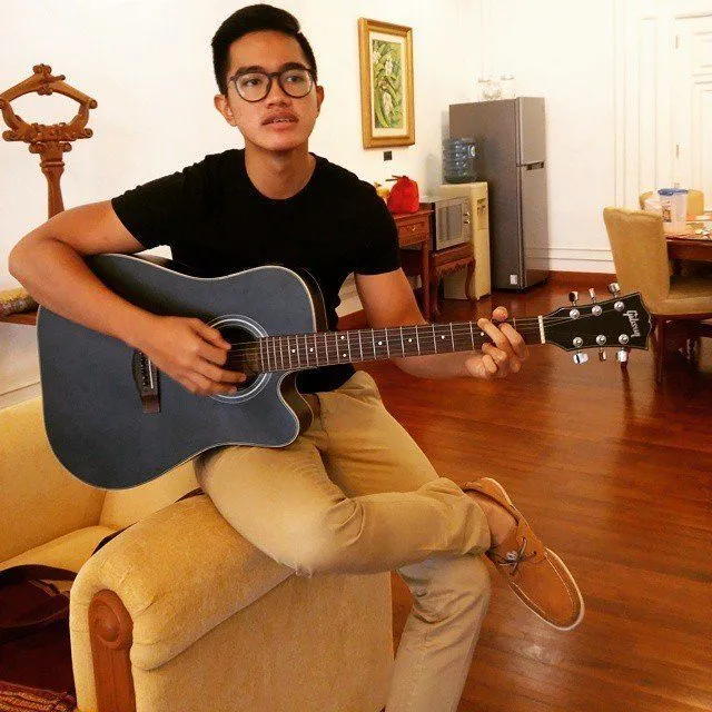 Untuk Cowok yang Berwajah Biasa Saja, Style a la Kaesang Ini Bisa Buat Kamu Jadi Nggak Biasa 14