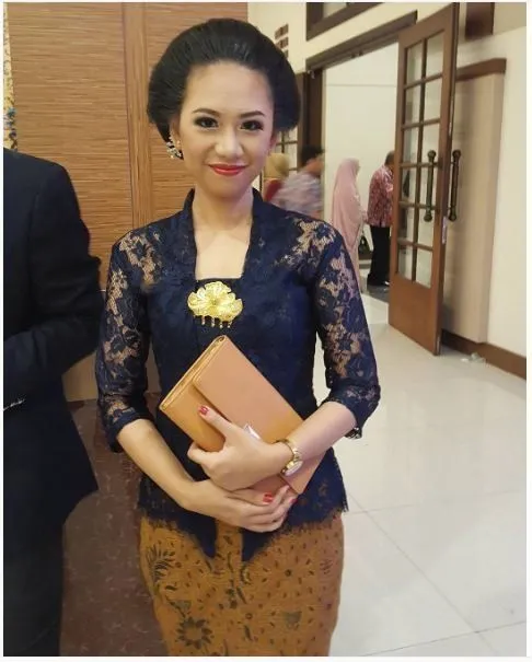 15 Foto yang Buktikan Bahwa Paduan Kebaya dan Sanggul Tradisional Selalu Juara 17