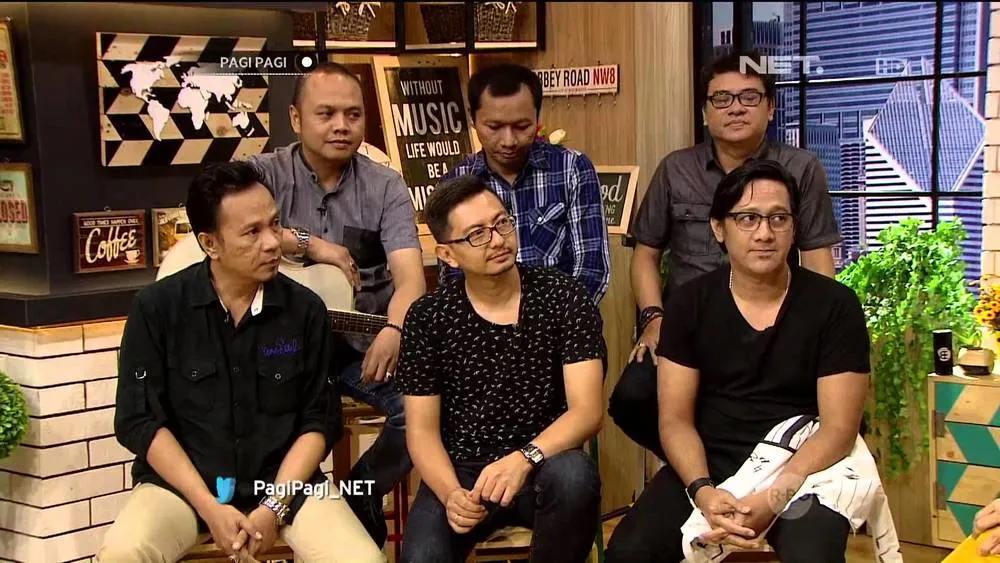 Bagi Anak 90-an, 15 Lagu Jadul Ini Nggak Asing Lagi di Telinga. Lagu Buat Belajar Main Gitar Sih~ 19