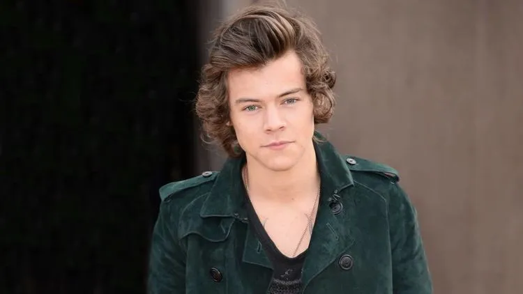 Setelah 6 Bulan Dirahasiakan, Akhirnya Rambut Pendek Si Harry Styles Dipublikasikan! Makin Emmesh 16