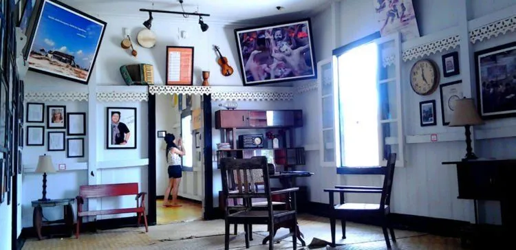 Wujudkan Mimpimu Jadi Penyair Dengan Datang Ke Museum Kata Andrea Hirata. Warna-Warninya Instagramable Banget 6