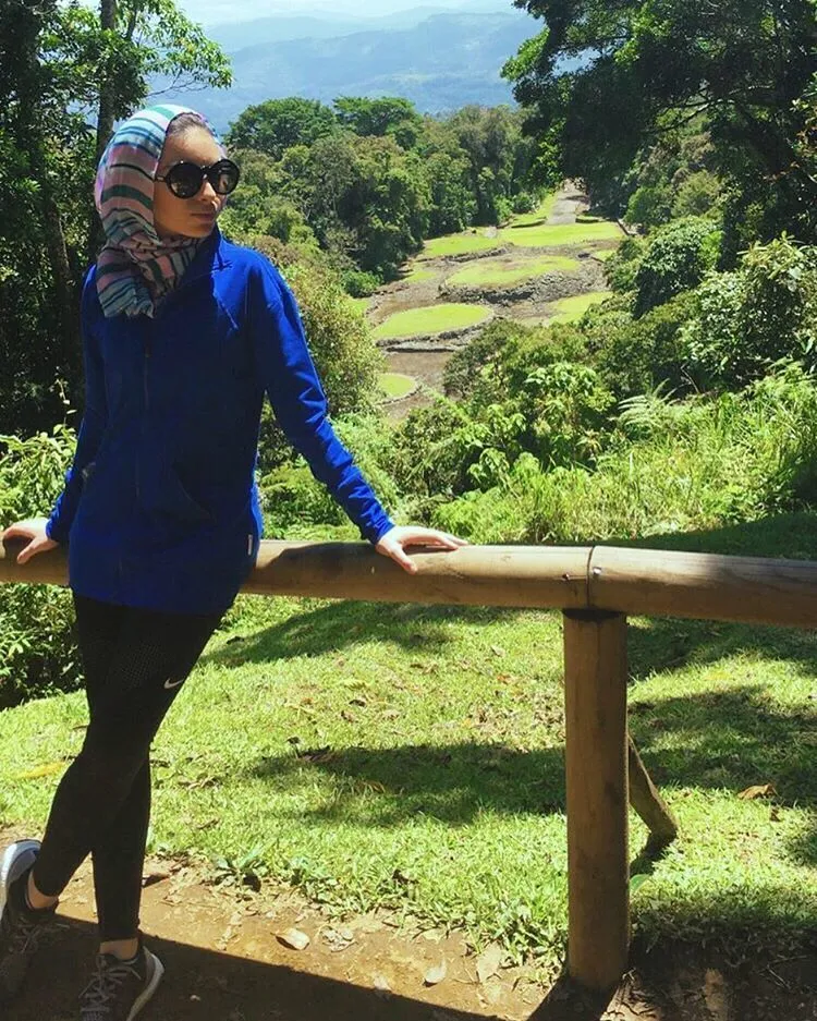 Mengintip Style Noor Tagouri, Hijabers Pertama yang Mengisi Cover Majalah Playboy 25
