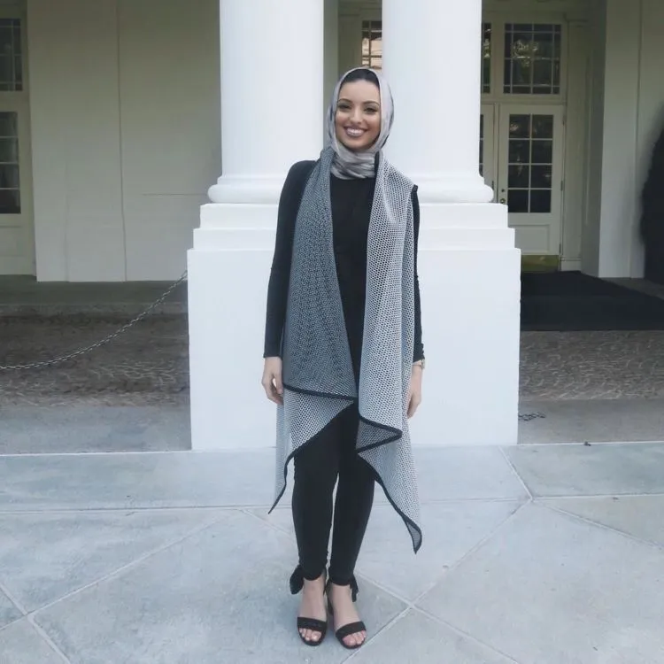 Mengintip Style Noor Tagouri, Hijabers Pertama yang Mengisi Cover Majalah Playboy 17