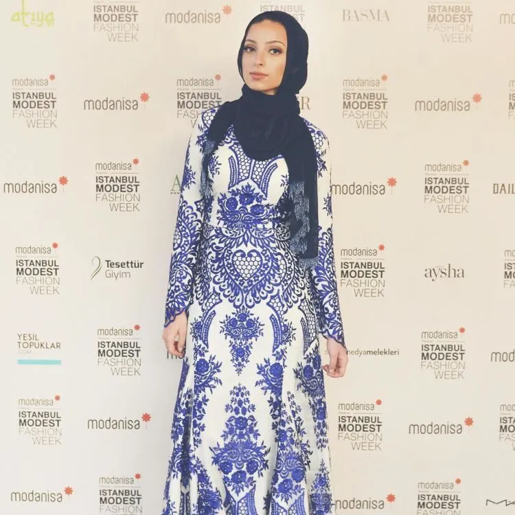Mengintip Style Noor Tagouri, Hijabers Pertama yang Mengisi Cover Majalah Playboy 18