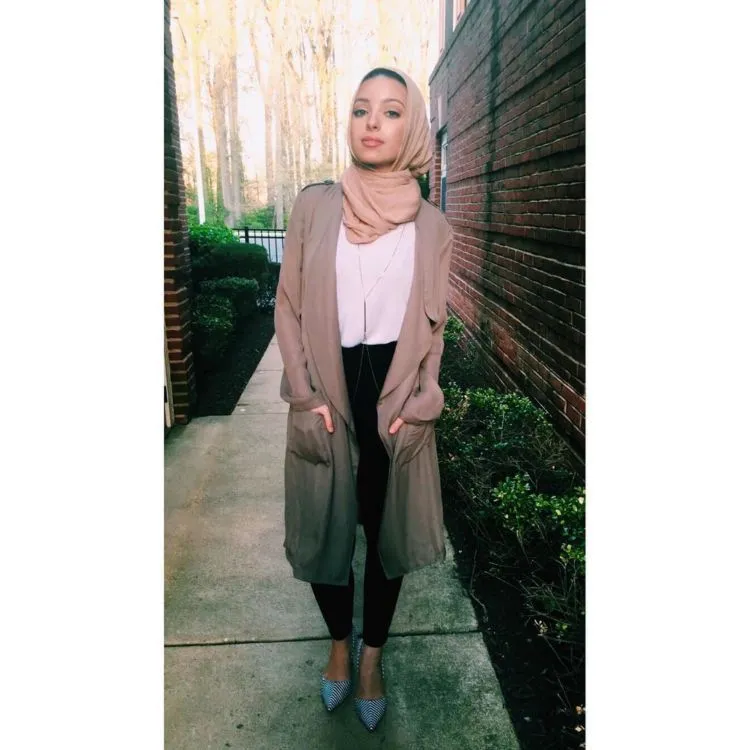 Mengintip Style Noor Tagouri, Hijabers Pertama yang Mengisi Cover Majalah Playboy 21