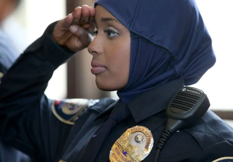 7 Wanita Berjilbab Ini Sukses Memperjuangkan Karirnya di Negara Minoritas Islam, Tak Mudah Lho 8