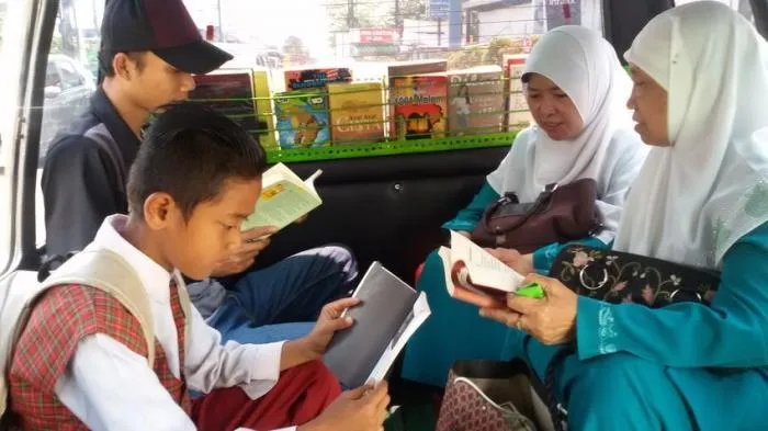 Wedding-goal Itu Seperti Ini! Bersama Suami, Elis Ratna Membuka Perpus Keliling di Bandung 10