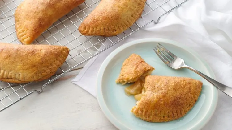 6 Resep Apple Pie yang Lagi Hits Ini Ternyata Gampang Bikinnya. Nggak Perlu Pakai Oven Segala! 9