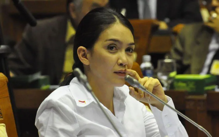 6 Wanita yang Membuat Cowok Semakin Suka Mengikuti Berita Politik. Rugi Kalau Nggak Kenal Mereka! 8