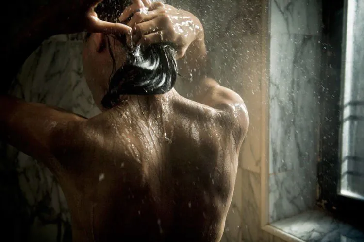 7 Kebiasaan Saat Mandi yang Bikin Tampilanmu Jadi Kiamat Seharian. Yakin Masih Bisa Pede? 13