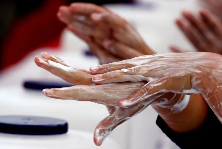 7 Kebiasaan Saat Mandi yang Bikin Tampilanmu Jadi Kiamat Seharian. Yakin Masih Bisa Pede? 10