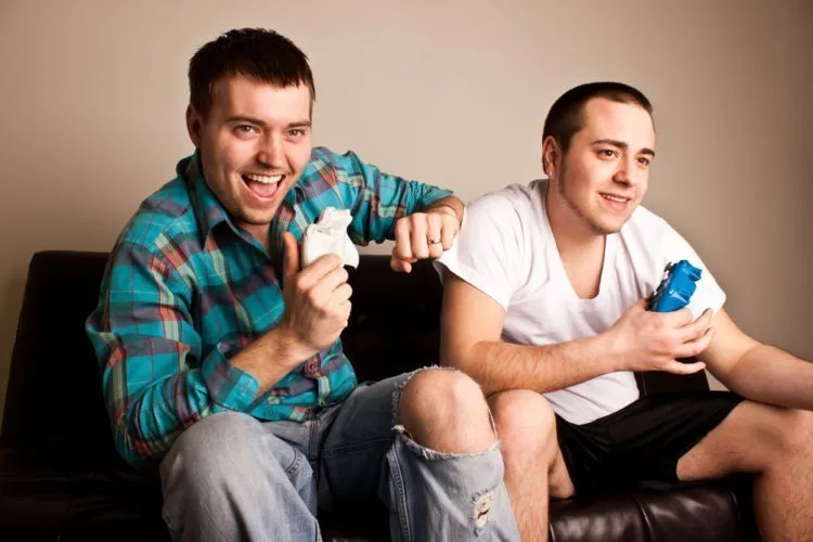 6 Alasan Penting Kenapa Cowok Harus Punya Hubungan 'Bromance'. Jauh Beda Sama Persahabatan Cewek 10