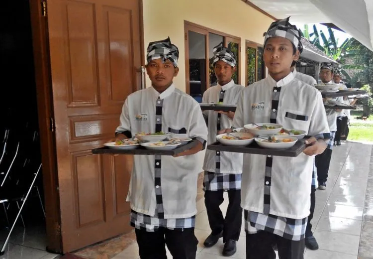 Sekilas Tentang Resepsi Piring Terbang, Adat Solo - Jogja yang Mulai Hilang Termakan Zaman 10