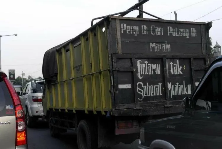 Hiburan Jalanan Nih, 17 Coretan Ngaco Supir Truk yang Selalu Bikin Pengendara Belakangnya Ngakak! 18