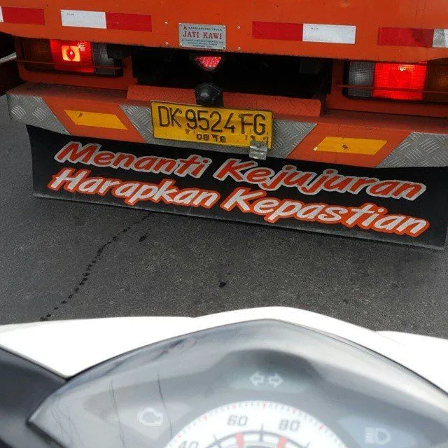 Hiburan Jalanan Nih, 17 Coretan Ngaco Supir Truk yang Selalu Bikin Pengendara Belakangnya Ngakak! 25