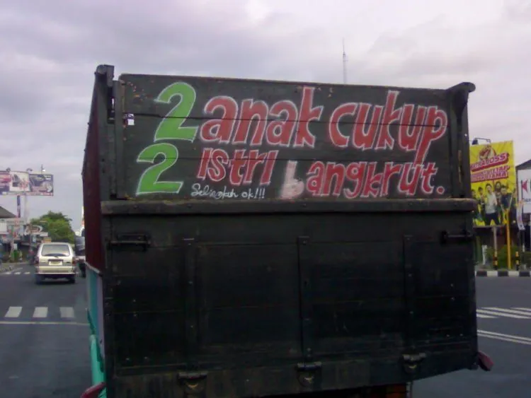 Hiburan Jalanan Nih, 17 Coretan Ngaco Supir Truk yang Selalu Bikin Pengendara Belakangnya Ngakak! 19