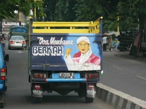 Hiburan Jalanan Nih, 17 Coretan Ngaco Supir Truk yang Selalu Bikin Pengendara Belakangnya Ngakak! 24