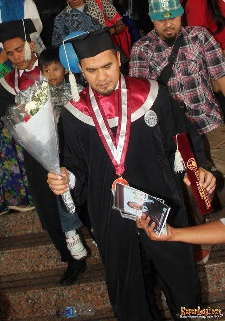 Meski Konyol di TV, 7 Seleb Ini Aslinya Tetap Punya Jejak Pendidikan Oke yang Kamu Nggak Boleh Kalah 12