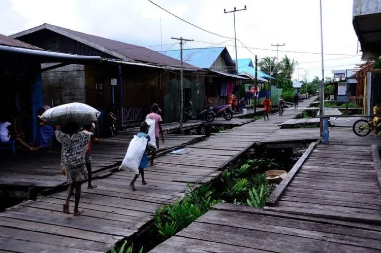 Kenalan dengan Kota Agats! Kota Bebas Polusi di Papua yang Mengapung di Atas Papan 8